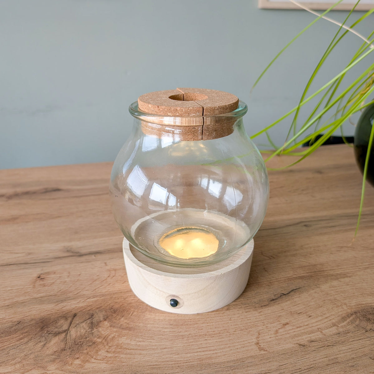 Vase mit beleuchtetem Holzständer